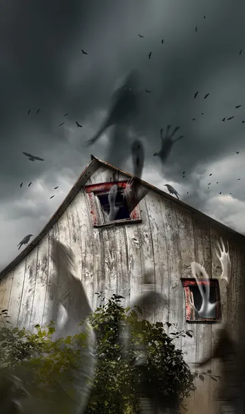 Strašidelný stodola s duchové létání a tmavé oblohy — Stock fotografie