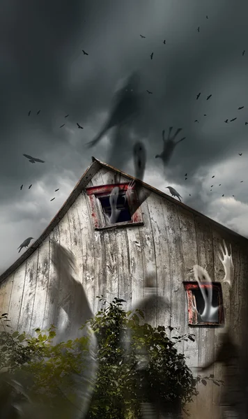 Granero embrujado con fantasmas volando y cielos oscuros — Foto de Stock