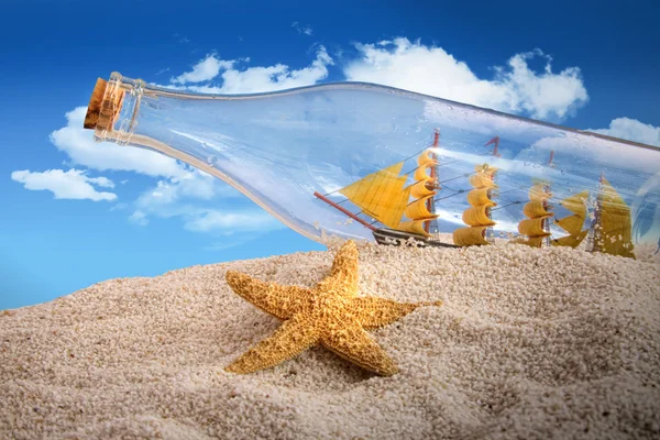 Navio em uma garrafa em uma pilha de areia — Fotografia de Stock