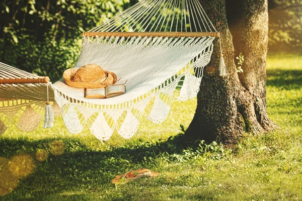 Vista del hammock e libro su un giorno di estate — Foto Stock