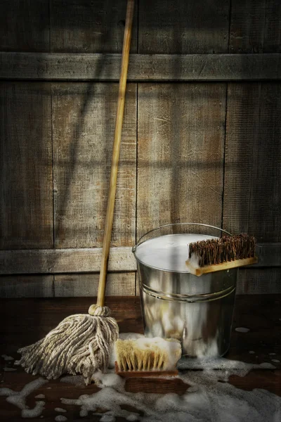 Kova ile paspas ve fırçalar fırçalayın — Stok fotoğraf