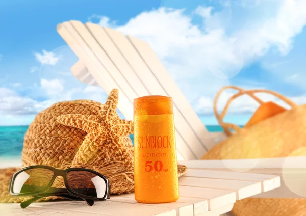 Solskydd lotion och stranden objekt på tabell — Stockfoto