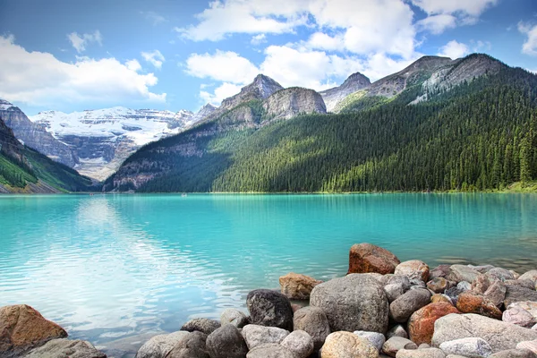 Jezero louise se nachází v národním parku banff — Stock fotografie
