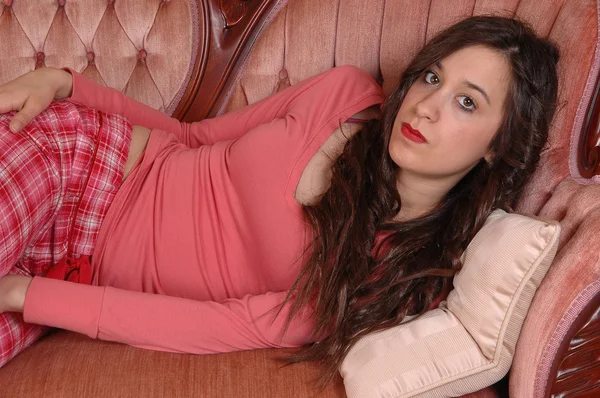 Chica en pijama en sofá . — Foto de Stock