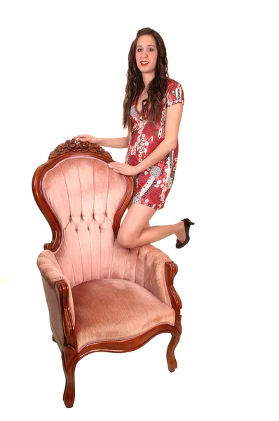 Mädchen steht auf Sessel. — Stockfoto