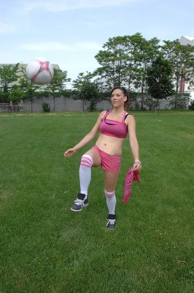 Beoefenen voetbal meisje. — Stockfoto