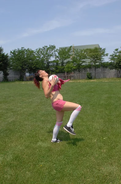 Chica de fútbol practicando  . —  Fotos de Stock