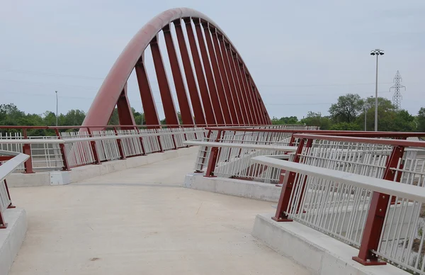 Futurystyczny most dla pieszych. — Zdjęcie stockowe