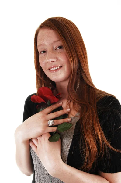 Дівчина з червоною трояндою . — стокове фото
