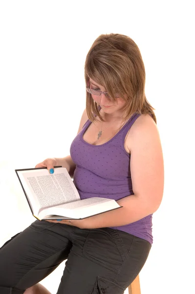 Ung flicka läser bok. — Stockfoto