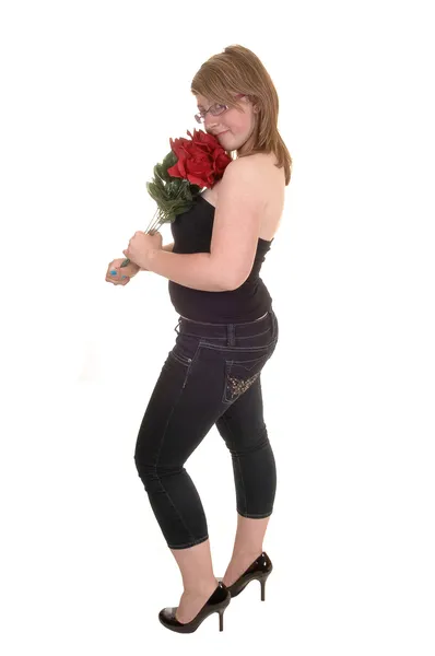 Flicka med rosor. — Stockfoto