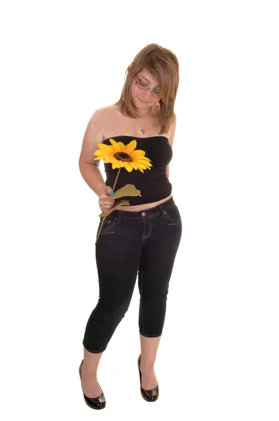 Teen holding sunflower. — Stock Photo, Image
