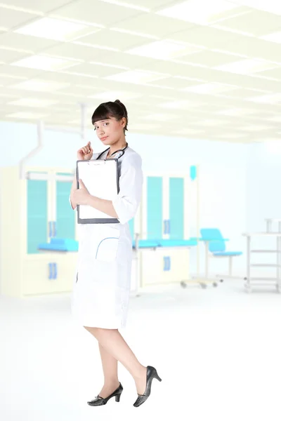Hospital moderno joven niña médico — Foto de Stock