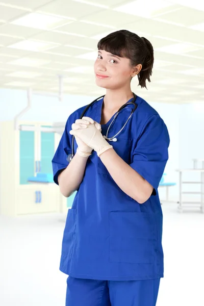 Hospital moderno jovem médico menina — Fotografia de Stock