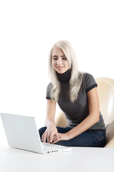 컴퓨터와 아름 다운 여자 — 스톡 사진