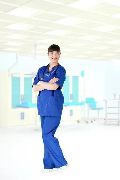 Hôpital moderne jeune fille médecin — Photo