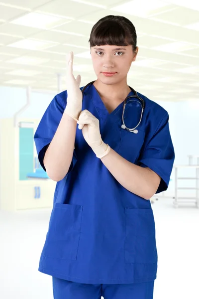 Moderna sjukhusläkare ung flicka — Stockfoto