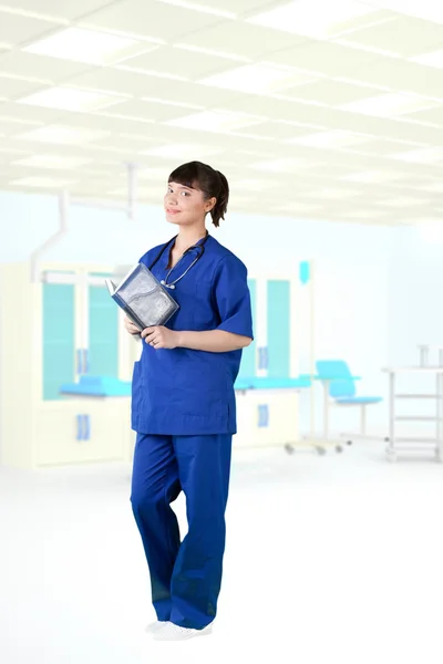 현대 병원 젊은 여자 의사 — 스톡 사진
