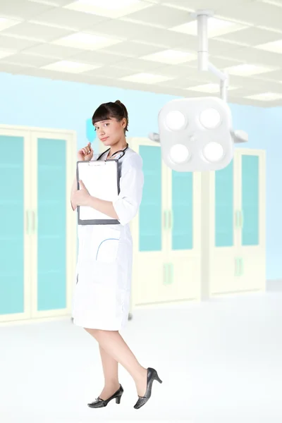 Moderne ziekenhuis jong meisje arts — Stockfoto
