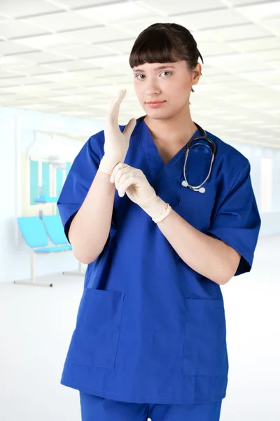 Lekarz młoda dziewczyna nowoczesny szpital — Zdjęcie stockowe