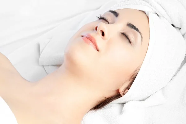Donna in spa con Asciugamano sui capelli — Foto Stock