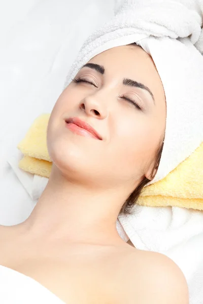 Женщина в спа с полотенцем на волосах — стоковое фото