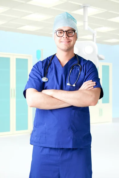 Hôpital moderne jeune homme médecin — Photo
