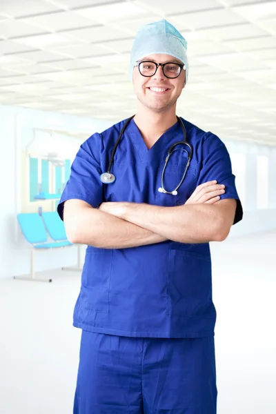 Moderní nemocnici mladý muž lékař — Stock fotografie