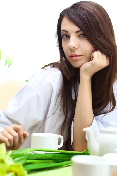 Mooie vrouw in cafe — Stockfoto