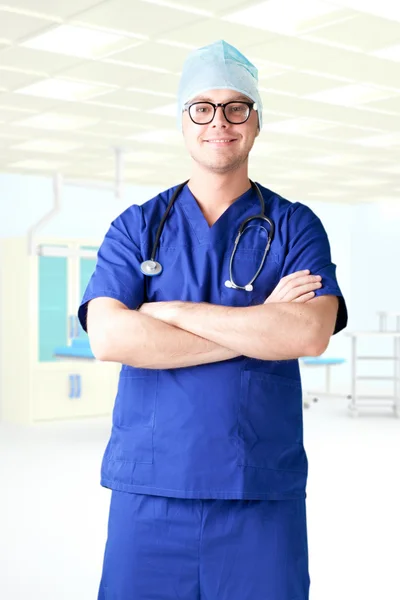 Moderní nemocnici mladý muž lékař — Stock fotografie