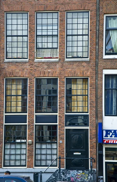 Holandský dům s okny — Stock fotografie