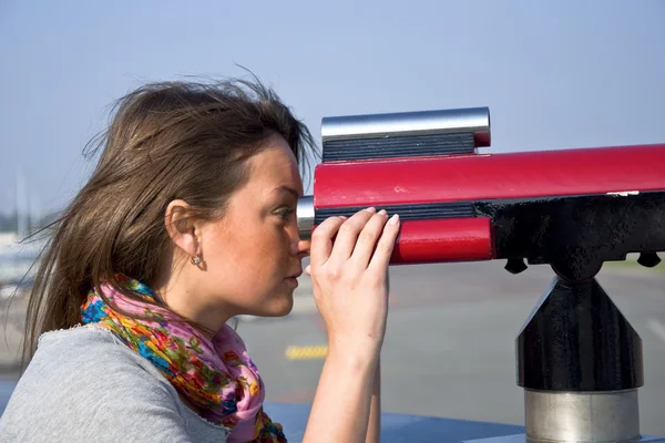 Женщина, смотрящая в телескоп — стоковое фото