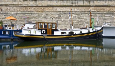 seine Nehri kıyısında mavna