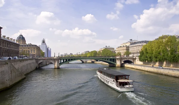 Boat sails on the river Seine — Stock Photo, Image