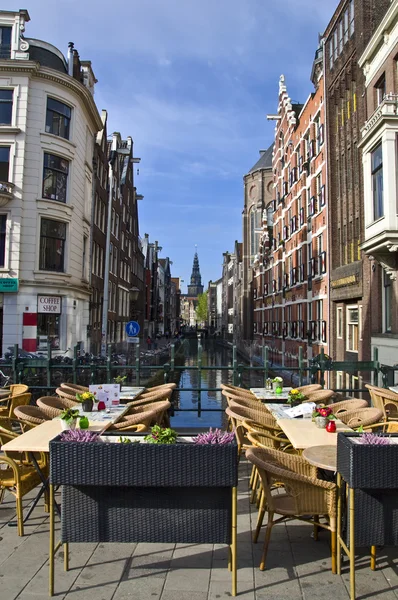 Restaurace na břehu kanálu v Amsterdamu — Stock fotografie