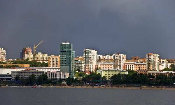 Obloha s bouřková mračna nad přístavní město — Stock fotografie