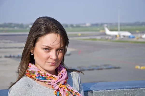 Красивая женщина и аэропорт — стоковое фото