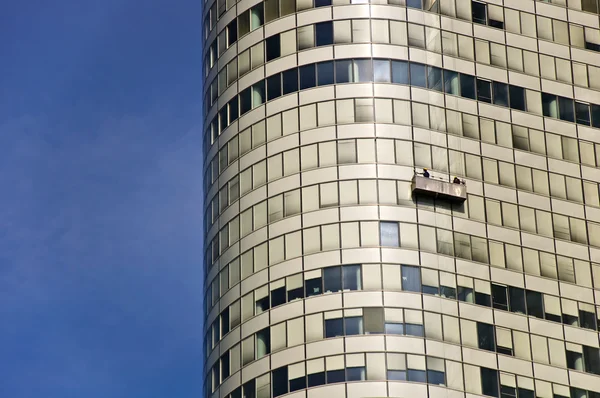 Альпинисты мыли стеклянный фасад офисного здания — стоковое фото