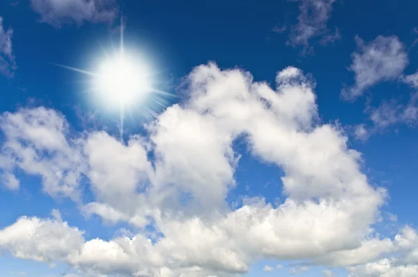 Сонце в яскраво блакитному небі — стокове фото