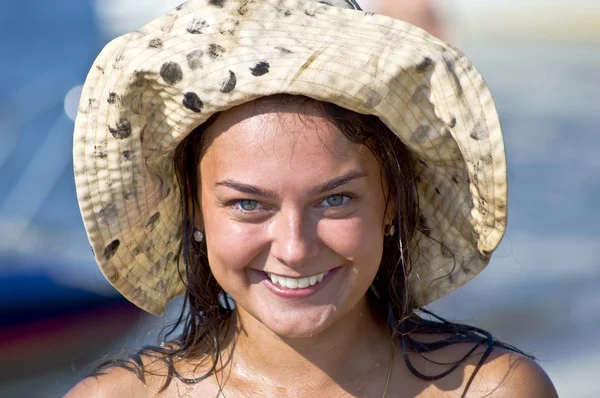 在海滩上的一顶帽子的女人 — 图库照片