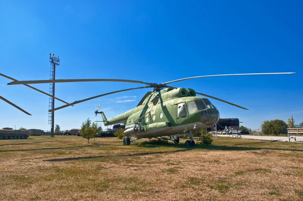 Вертолет на траве — стоковое фото