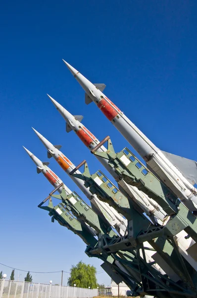 Cohetes en el lanzador — Foto de Stock