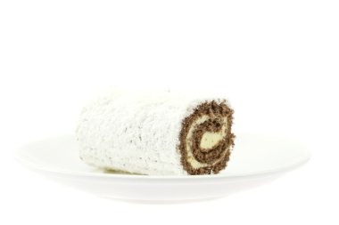 Cake roll üzerine beyaz izole bir plaka üzerinde