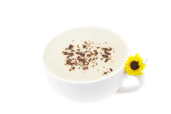Cappuccino ve üzerinde beyaz izole bir çiçek — Stok fotoğraf