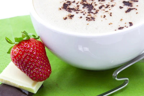 Cappuccino, aardbeien en chocolade op een servet — Stockfoto