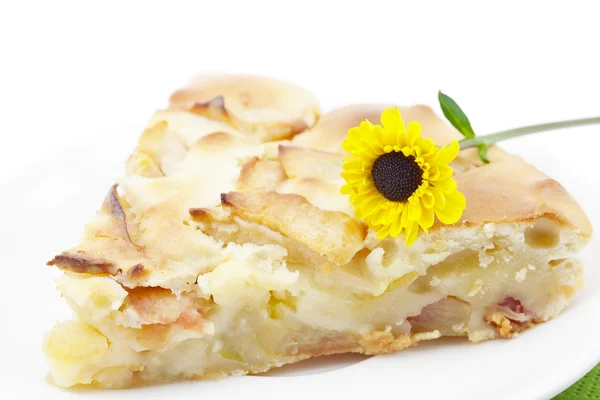 Jablečný koláč a květina izolované na bílém — Stock fotografie