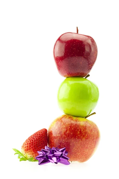 Äpplen, jordgubbar och båge isolerad på vit — Stockfoto