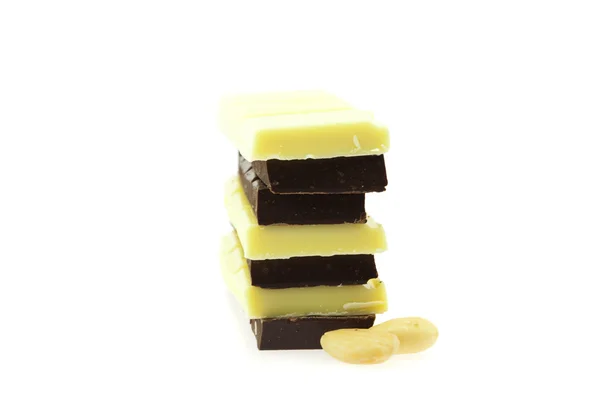 Cioccolato bianco e fondente e mandorle isolate su bianco — Foto Stock