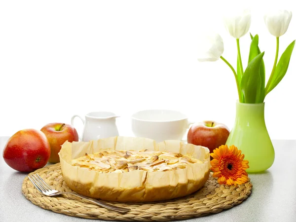 Натюрморт с яблочным пирогом, яблоками и тюльпанами — стоковое фото