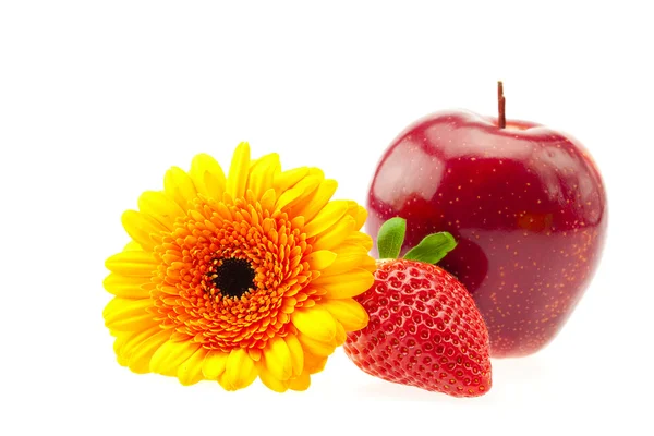 Flor, morango e maçã isolados em branco — Fotografia de Stock